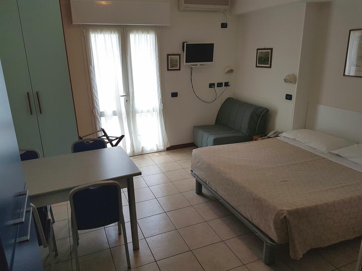 Hotel Residence Adriana Cesenatico Exterior photo